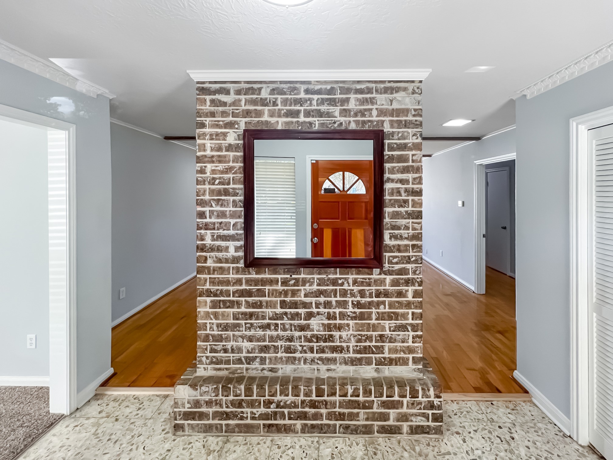 9206 Sharpview Drive Houston, TX 77036 - Photo 6 of 27 Entry