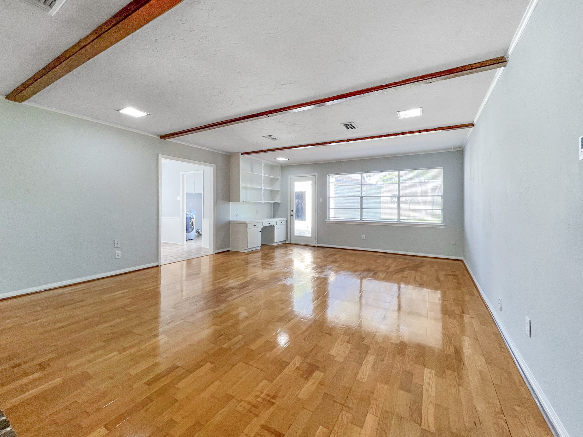 9206 Sharpview Drive Houston, TX 77036 - Photo 8 of 27 Living Room