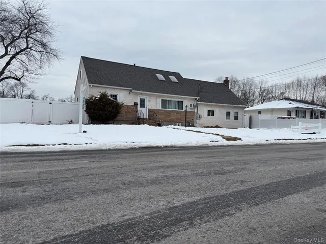 $675,000 | 702 6th Street, West Babylon, NY 11704
