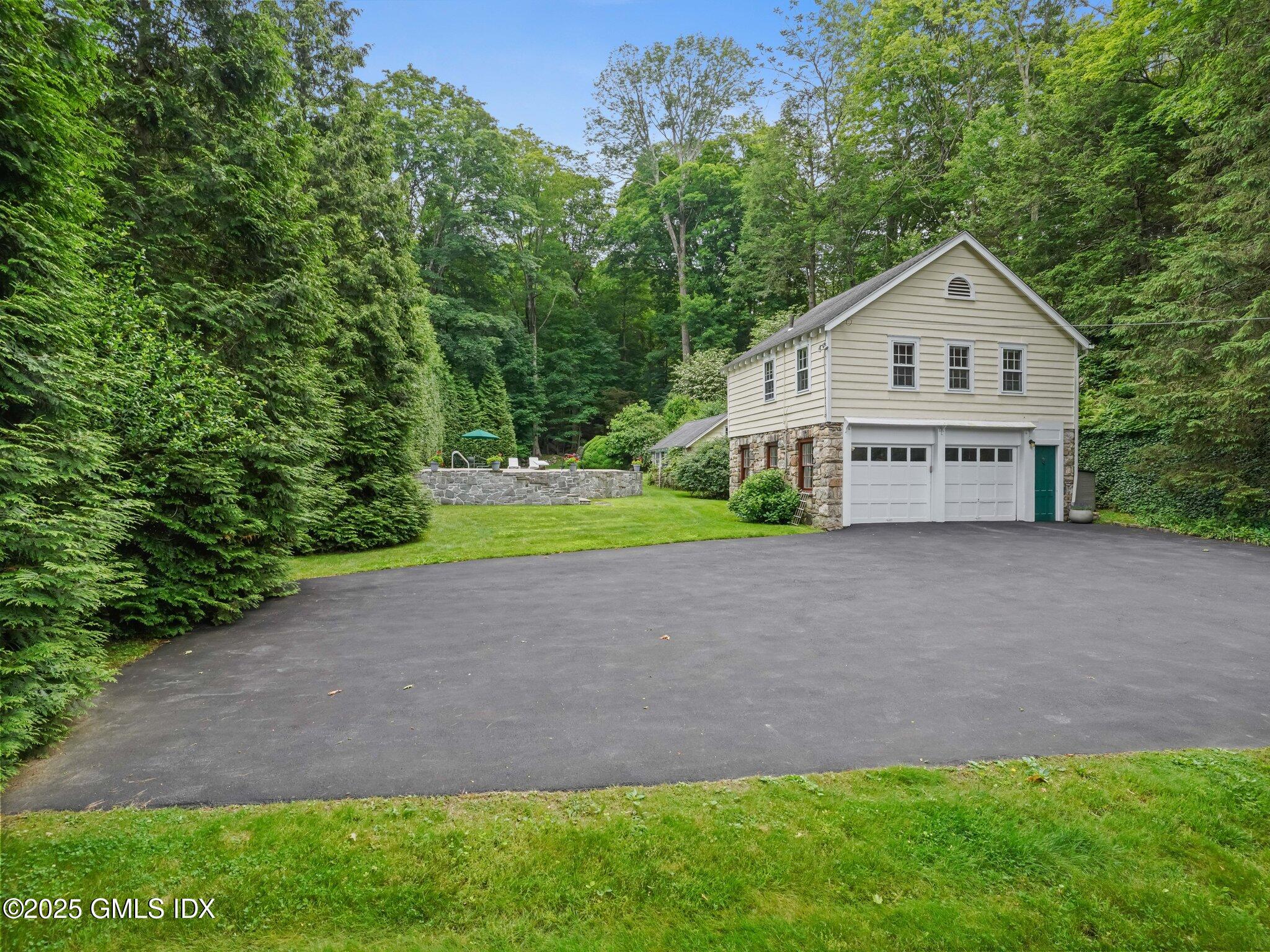 321 Riversville Road Greenwich, CT 06831 - Photo 11 of 19 10-web-or-mls-323-riversville-rd