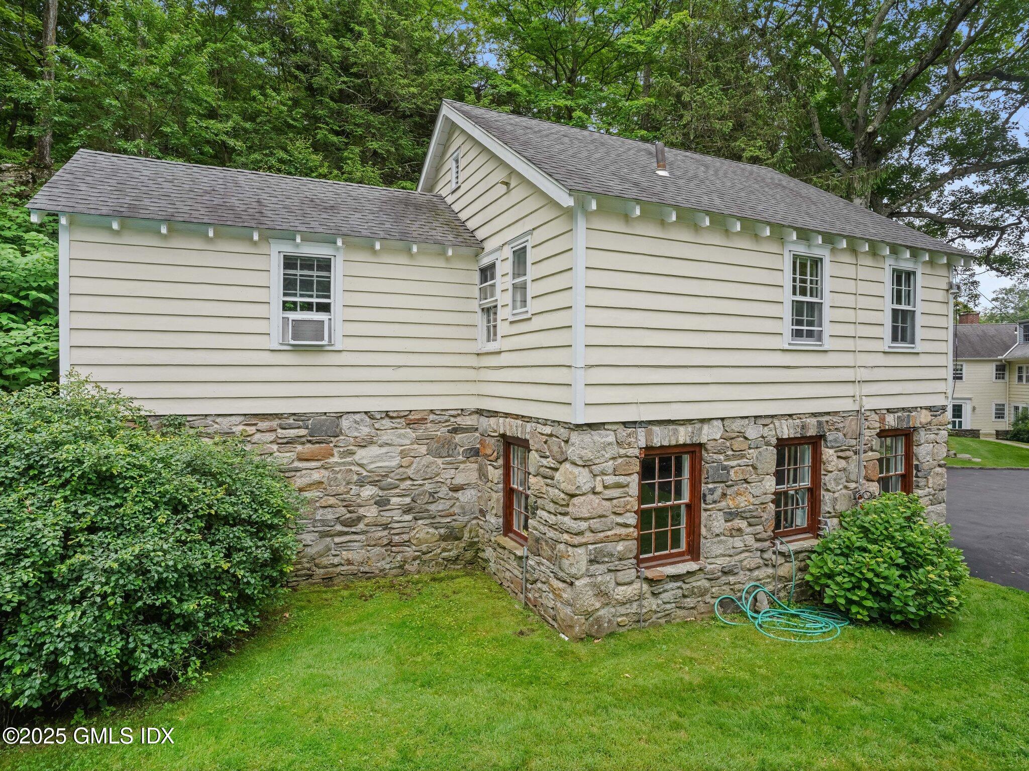 321 Riversville Road Greenwich, CT 06831 - Photo 12 of 19 8-web-or-mls-323-riversville-rd