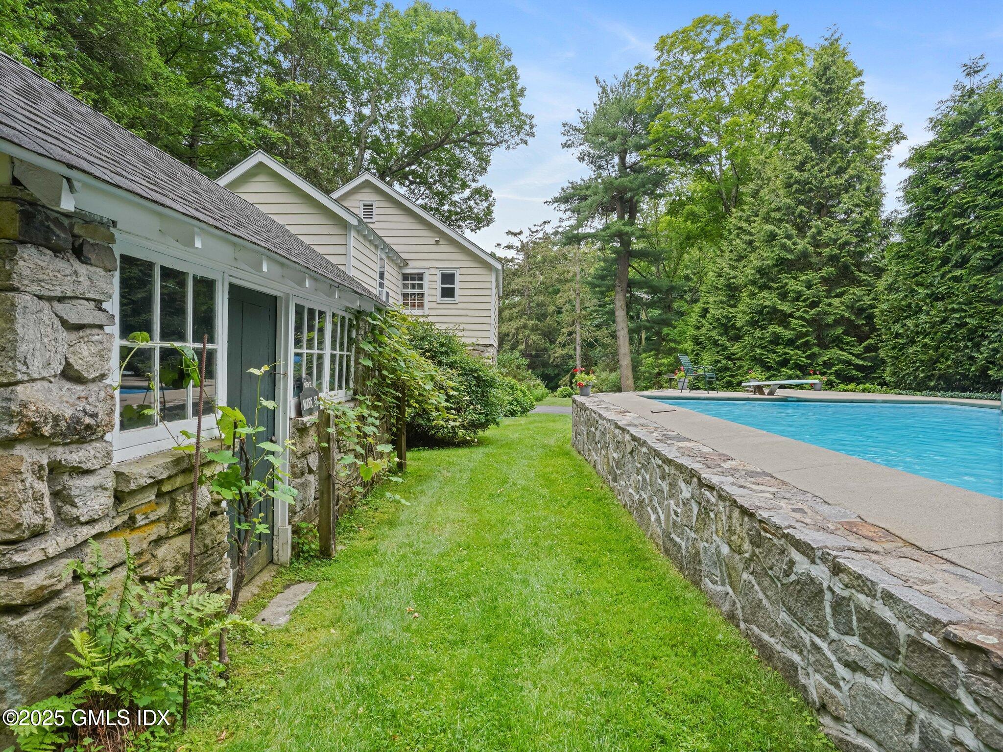 321 Riversville Road Greenwich, CT 06831 - Photo 13 of 19 3-web-or-mls-323-riversville-rd