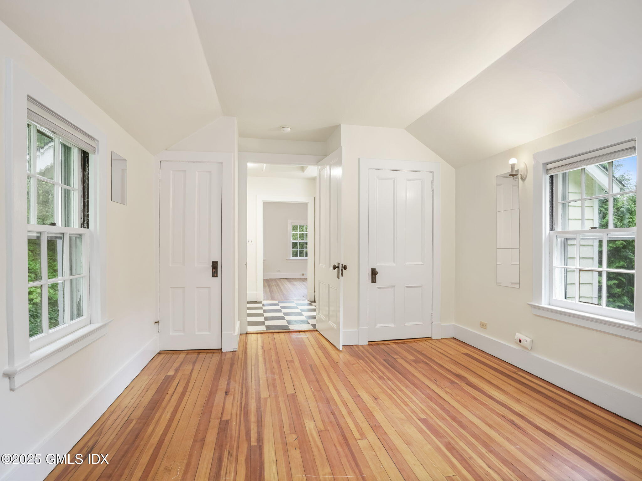 321 Riversville Road Greenwich, CT 06831 - Photo 4 of 19 17-web-or-mls-321-riversville-rd