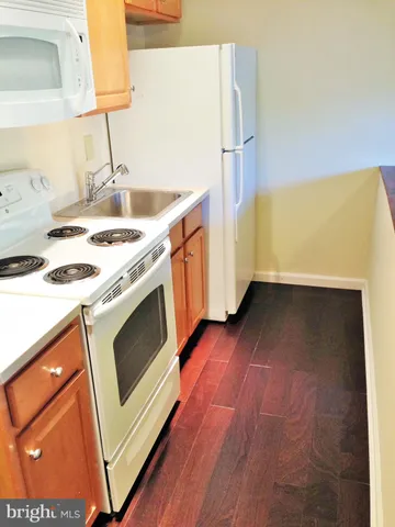 a view of backyard with garden