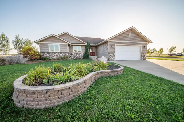 $490,000 | 580 Canyon Lane Northwest, Eyota, MN 55934