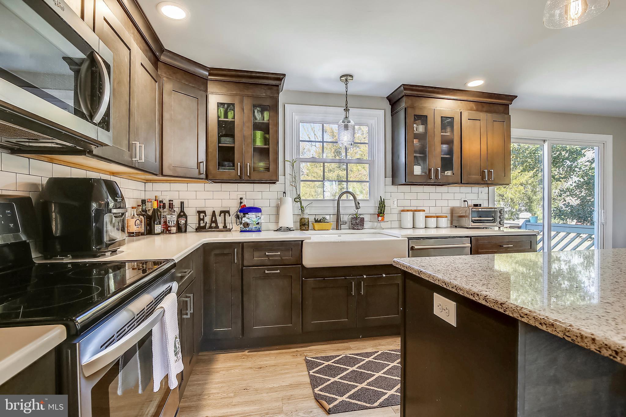 17324 Whitaker Road Poolesville, MD 20837 - Photo 8 of 32 Backsplash, countertops, cabinets, appliances...