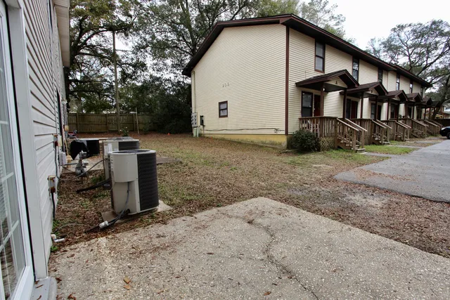 a view of a house with backyard