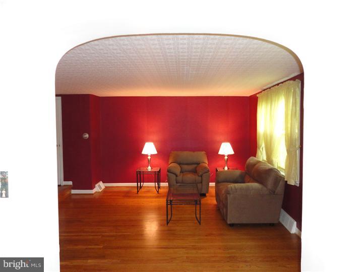 642 Dutton Circle Springfield, PA 19064 - Photo 14 of 25 a living room with furniture and lamp