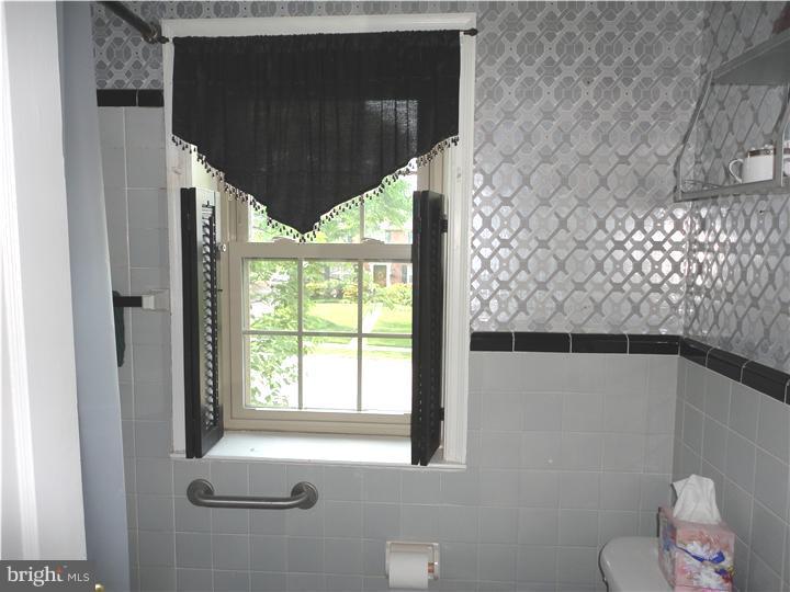642 Dutton Circle Springfield, PA 19064 - Photo 20 of 25 a bathroom with a sink and a toilet