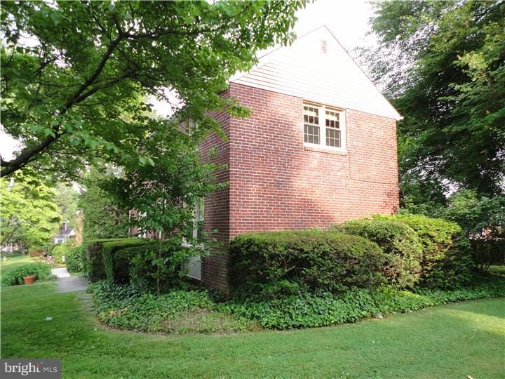 642 Dutton Circle Springfield, PA 19064 - Photo 4 of 25 a backyard of a house with plants and large tree