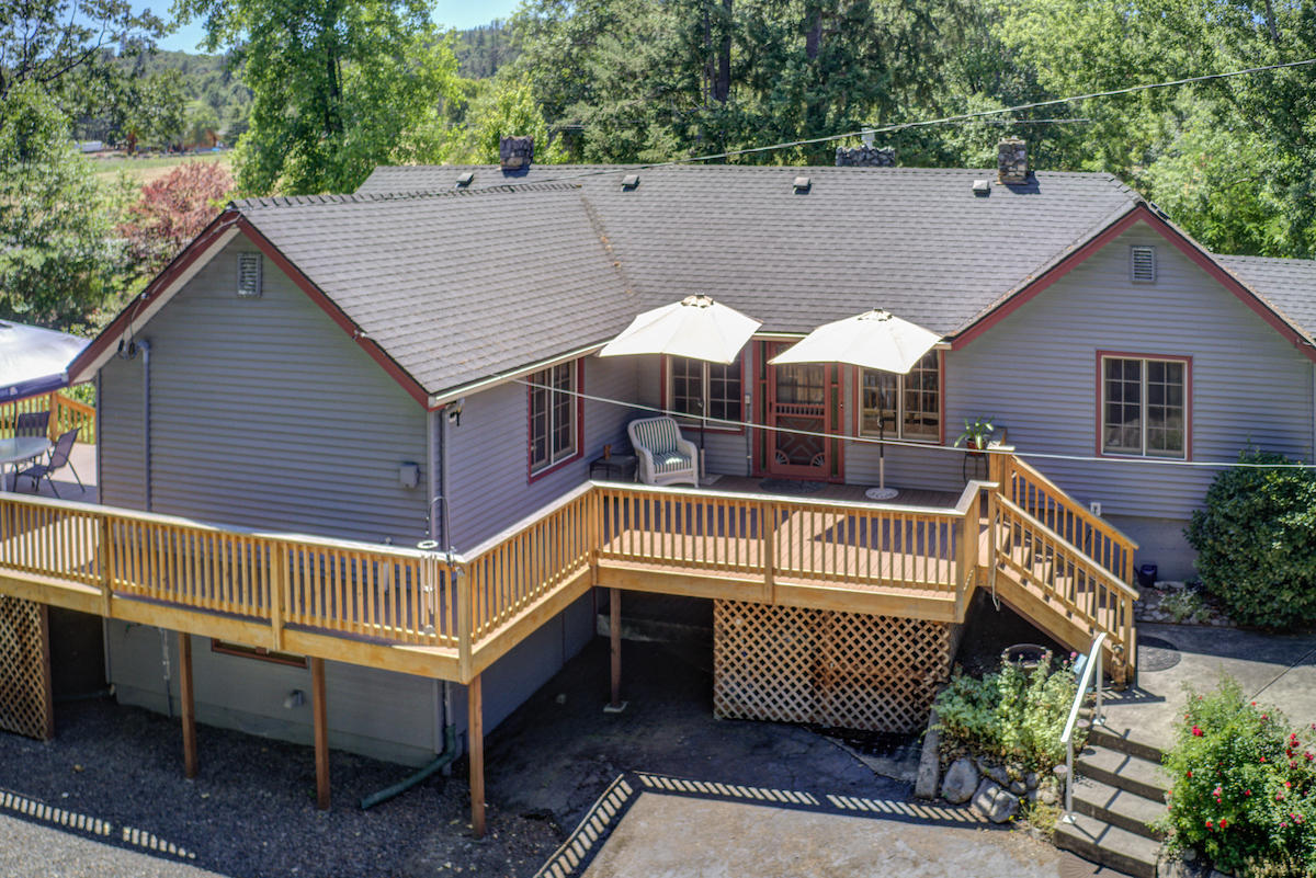 3184 Old Stage Road Central Point, OR 97502 - Photo 2 of 31 a view of backyard with outdoor seating and plants