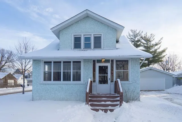 $2,100 | 890 Arkwright Street North, St. Paul, MN 55130