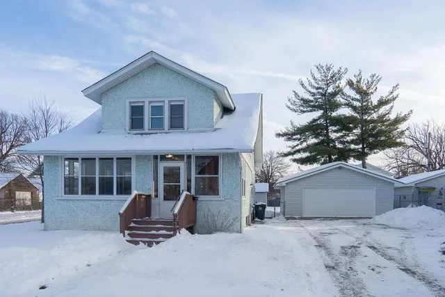 $2,100 | 890 Arkwright Street North, St. Paul, MN 55130