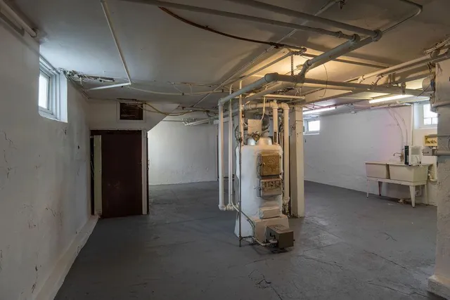 $2,100 | 890 Arkwright Street North, St. Paul, MN 55130