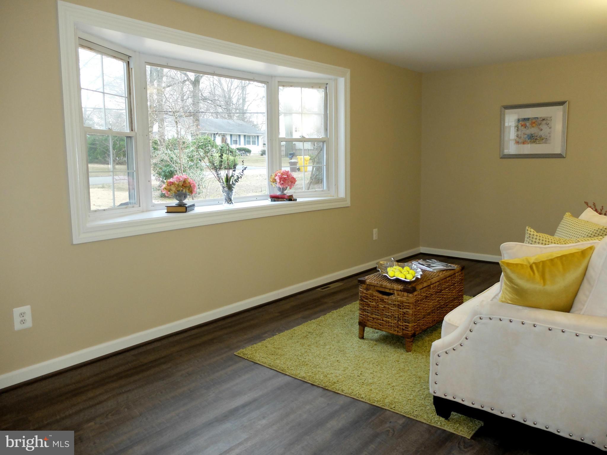 308 Cambridge Road Pasadena, MD 21122 - Photo 7 of 30 Living Room