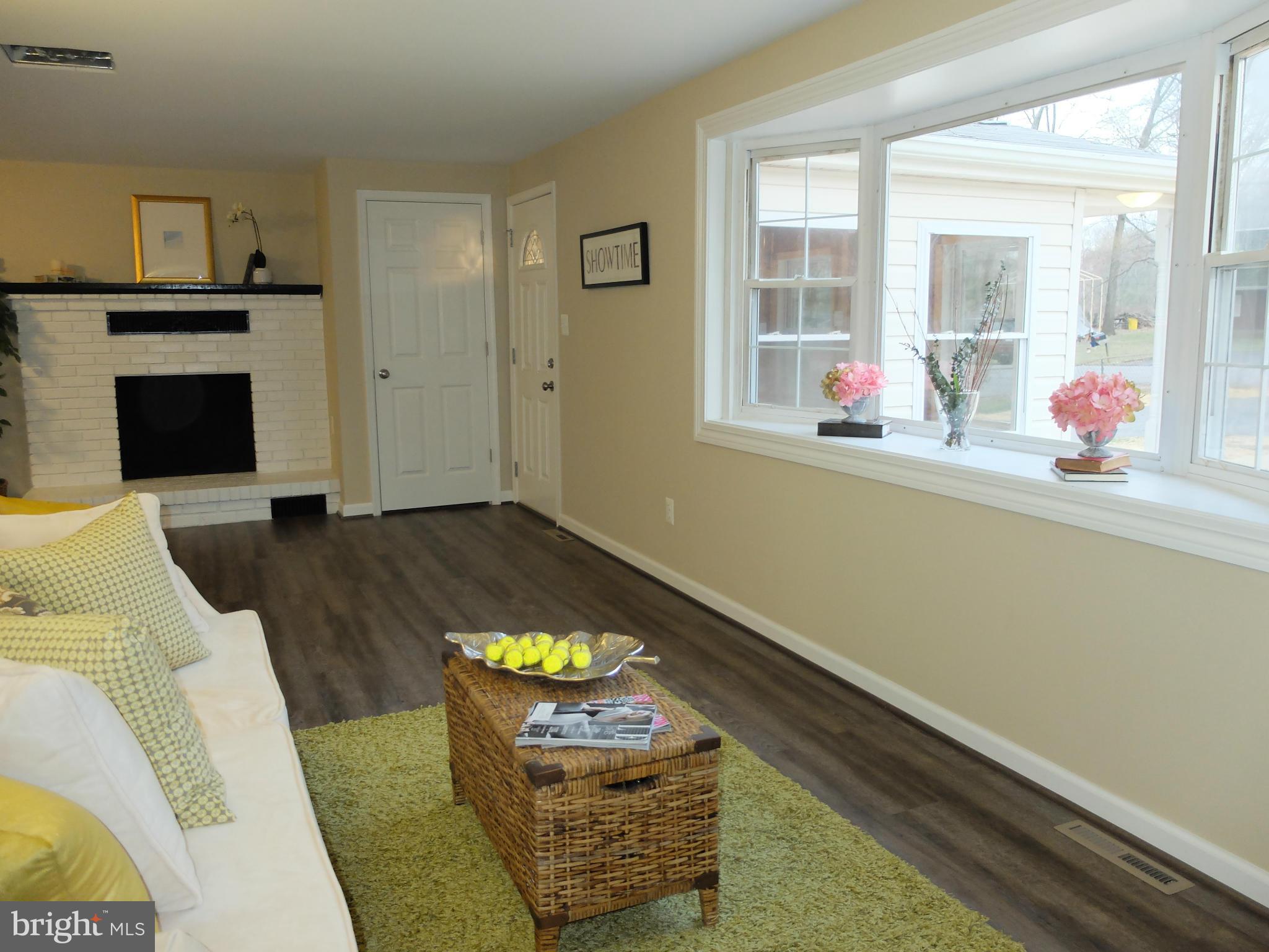 308 Cambridge Road Pasadena, MD 21122 - Photo 8 of 30 Living Room