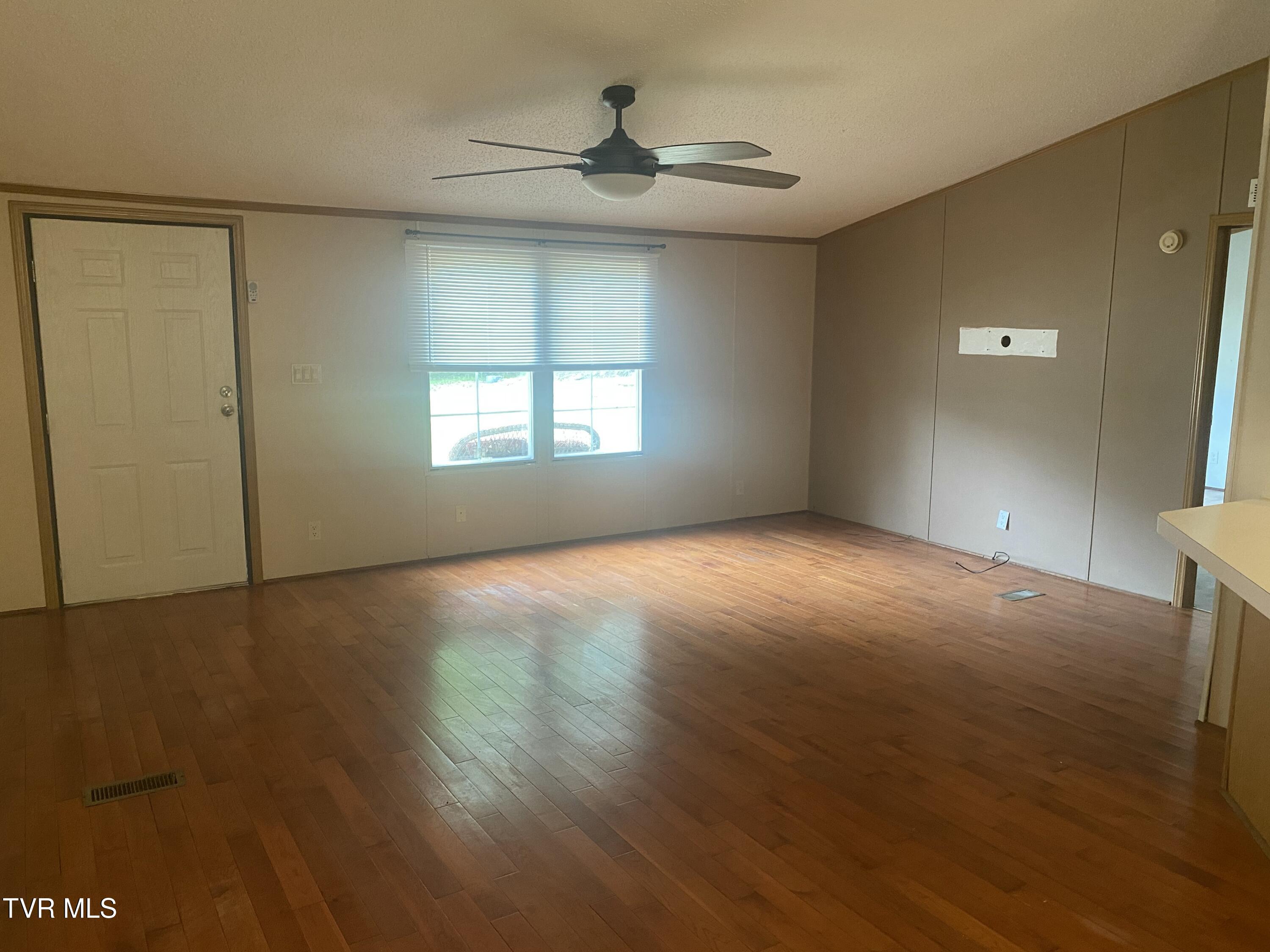 6218 Lake Road Big Stone Gap, VA 24219 - Photo 2 of 14 81D44CEF-914B-4BD7-A0CF-7DD83C33805C