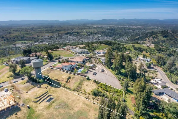 an aerial view of residential house and lake view