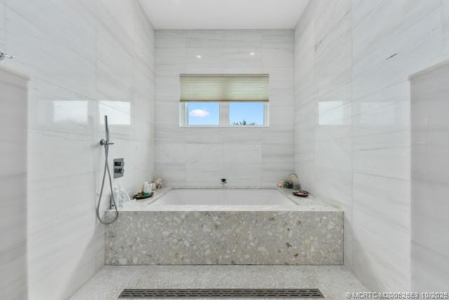 51 Southeast Seminole Street, Unit 305 Stuart, FL 34994 - Photo 28 of 47 a bathroom with a tub