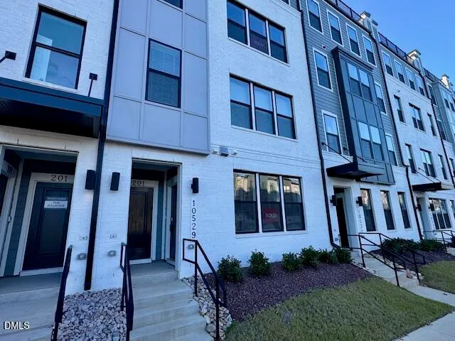 a view of front of a house with a yard