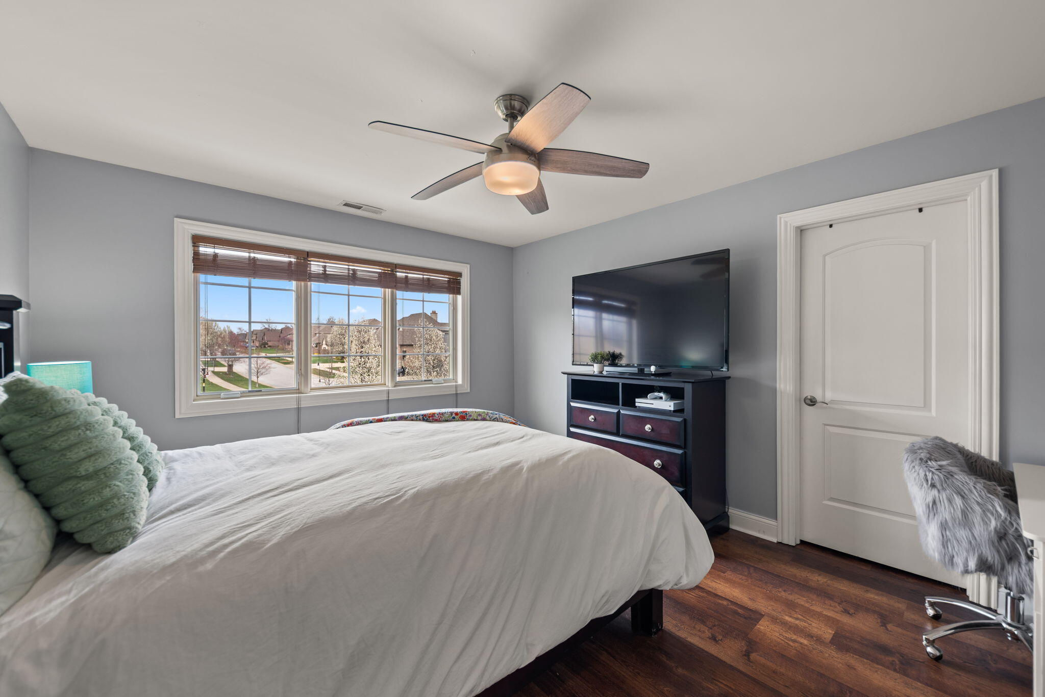 9080 Winding Trail St. John, IN 46373 - Photo 23 of 34 a bedroom with a large bed and a tv