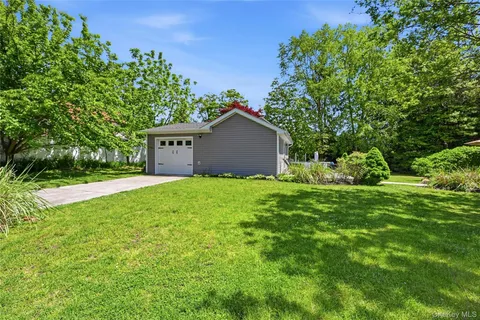 $619,000 | 17 Pauchogue Avenue, East Islip, NY 11730
