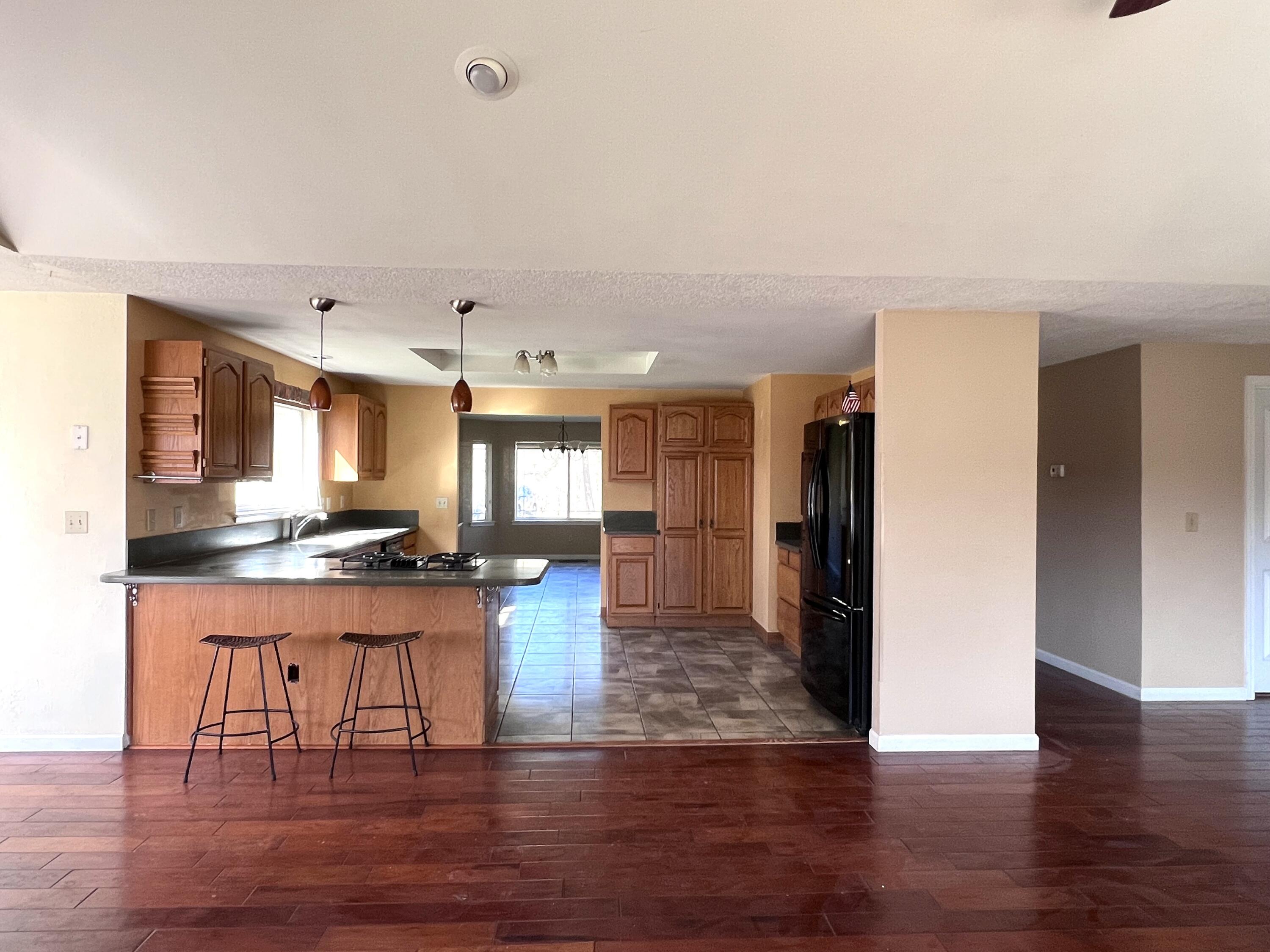 5525 Tunnel Loop Road Grants Pass, OR 97526 - Photo 40 of 65 32. Living-Kitchen