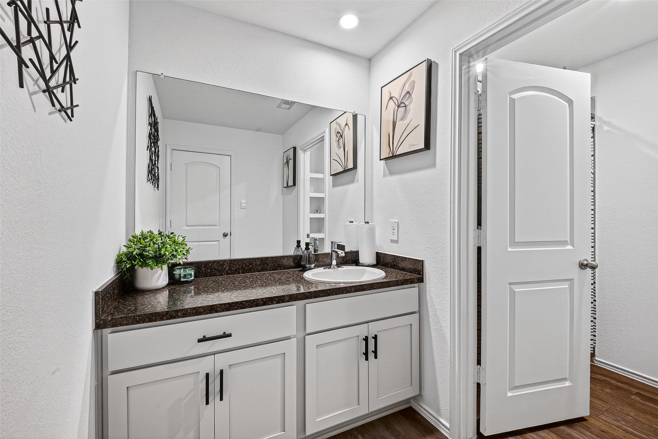 24318 Pebble Crescent Ln Spring Spring, TX 77373 - Photo 24 of 30
Well-appointed secondary bathroom featuring a convenient tub/shower combo, stylish finishes, and functional design ideal for family and guests.