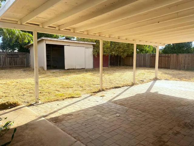 a view of a backyard