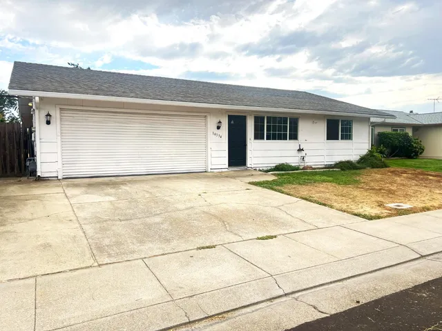 a view of a house with backyard