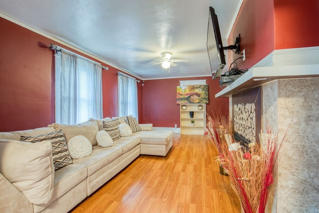 216 Jasper Street Springfield, MA 01109 - Photo 8 of 33