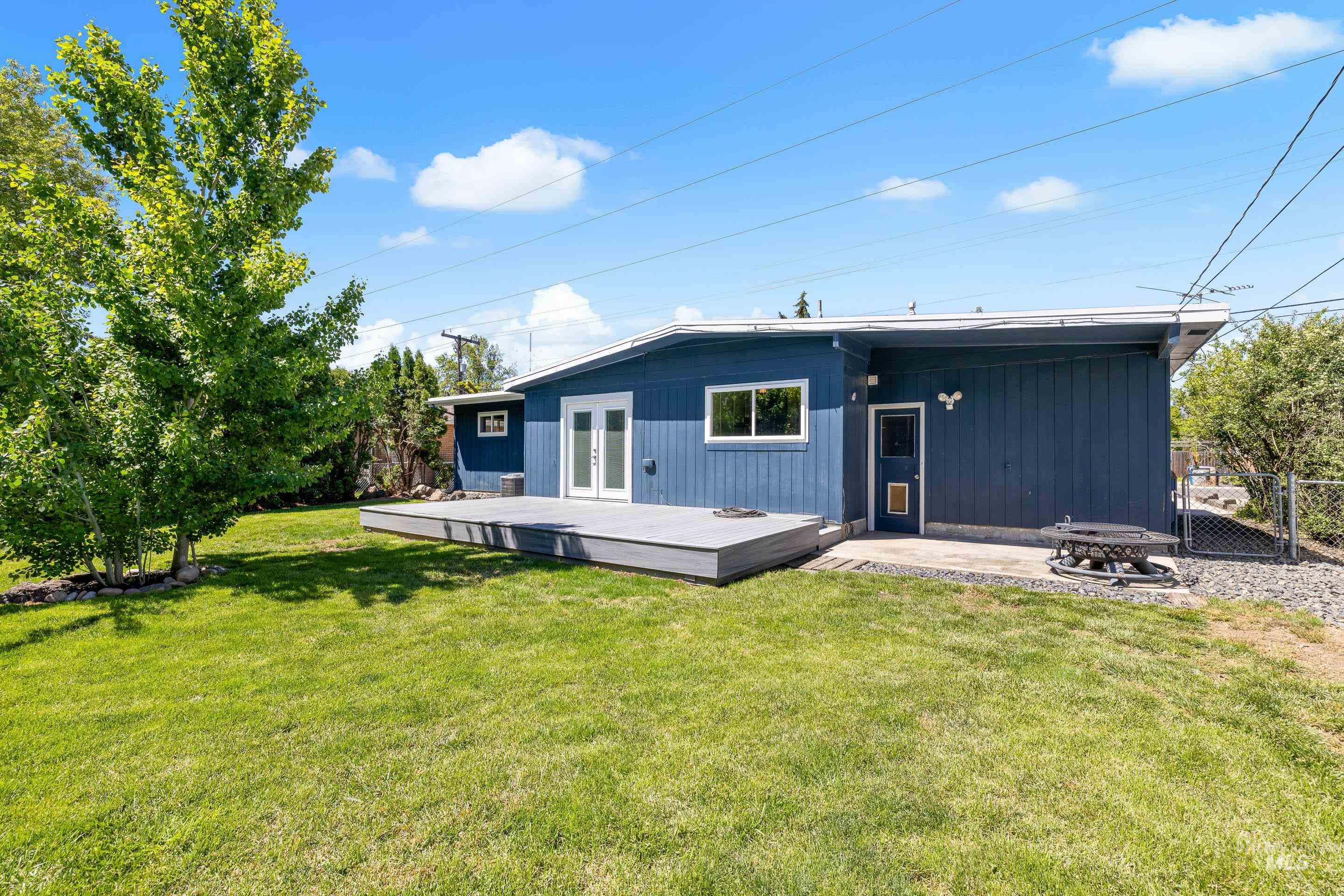 708 South Phillippi Street Boise, ID 83705 - Photo 24 of 25 Expansive backyard featuring a lush lawn, mature trees, and a spacious composite deck