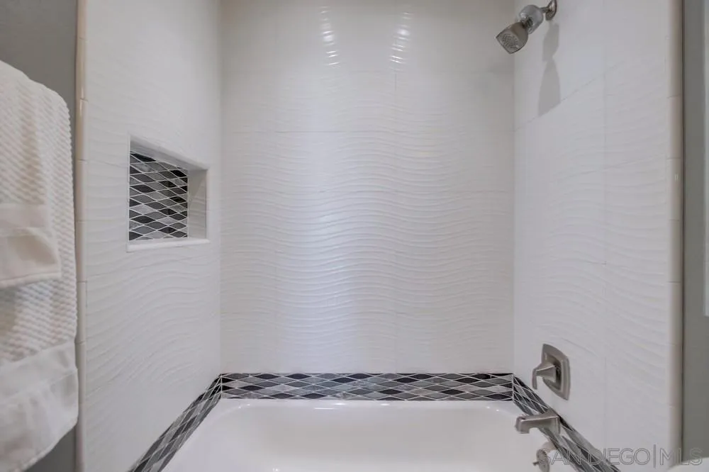 14747 Dash Way Poway, CA 92064 - Photo 27 of 65 a bathroom with a window