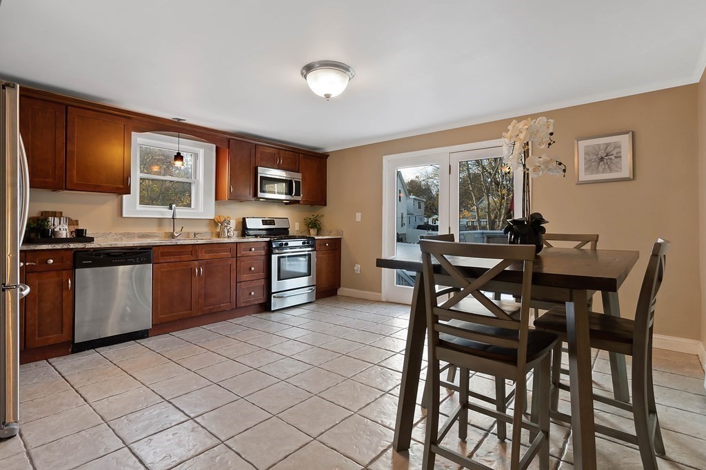 40 Springdale Avenue Saugus, MA 01906 - Photo 2 of 23