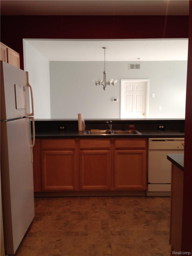 46136 Rhodes Drive Macomb, MI 48044 - Photo 10 of 23 Rhodes kitchen .jpg