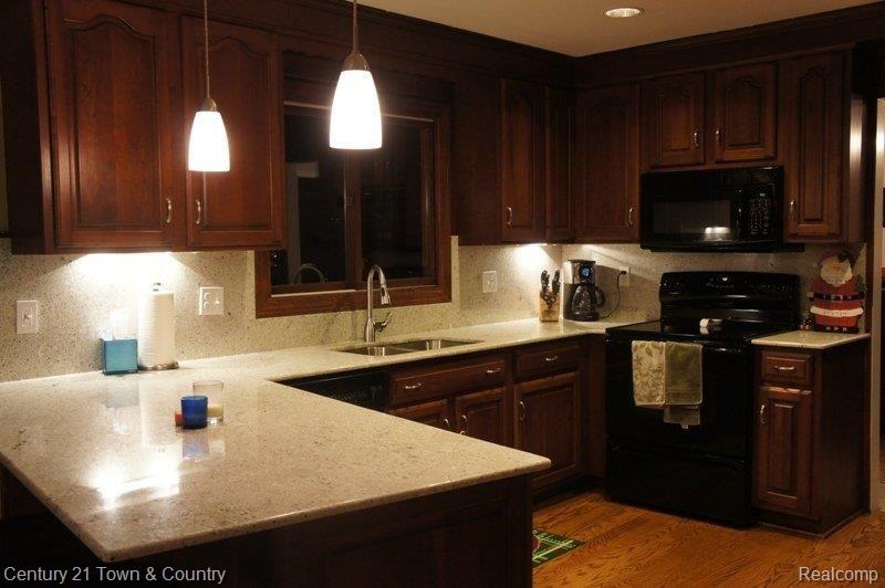 1657 Yale Court Rochester, MI 48309 - Photo 9 of 25 kitchen2.JPG