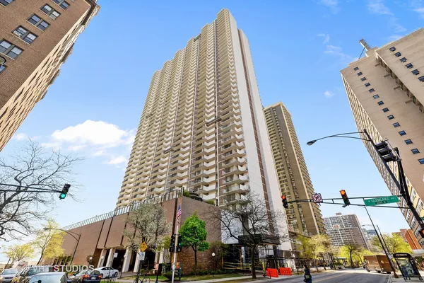 $275,000 | 6033 North Sheridan Road, Unit 39L, Chicago, IL 60660