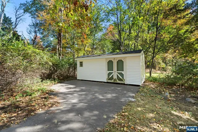 $950,000 | 326 Runnymede Road, Essex Fells, NJ 07021