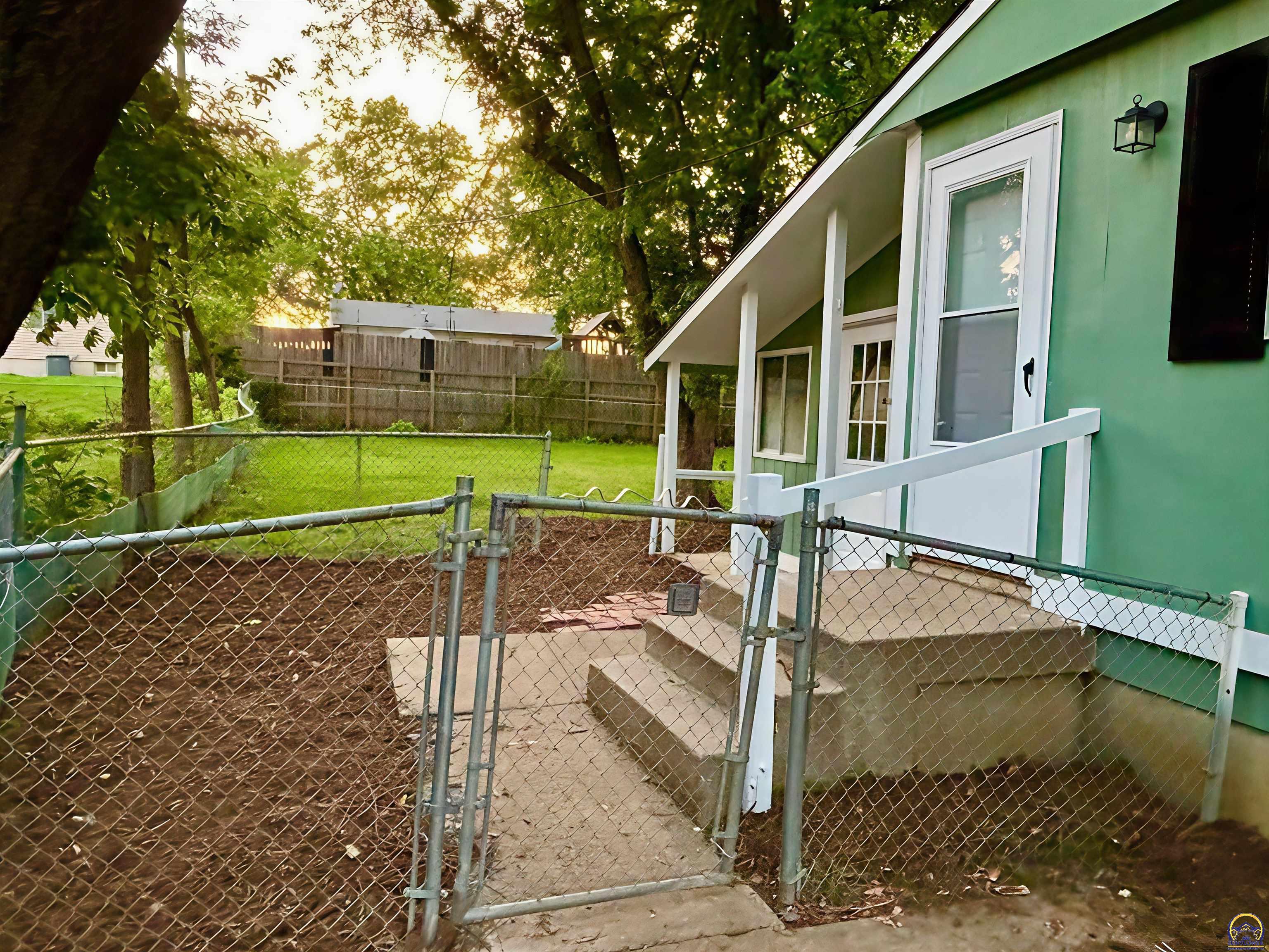 873 Southeast Brookside Drive Topeka, KS 66607 - Photo 2 of 19