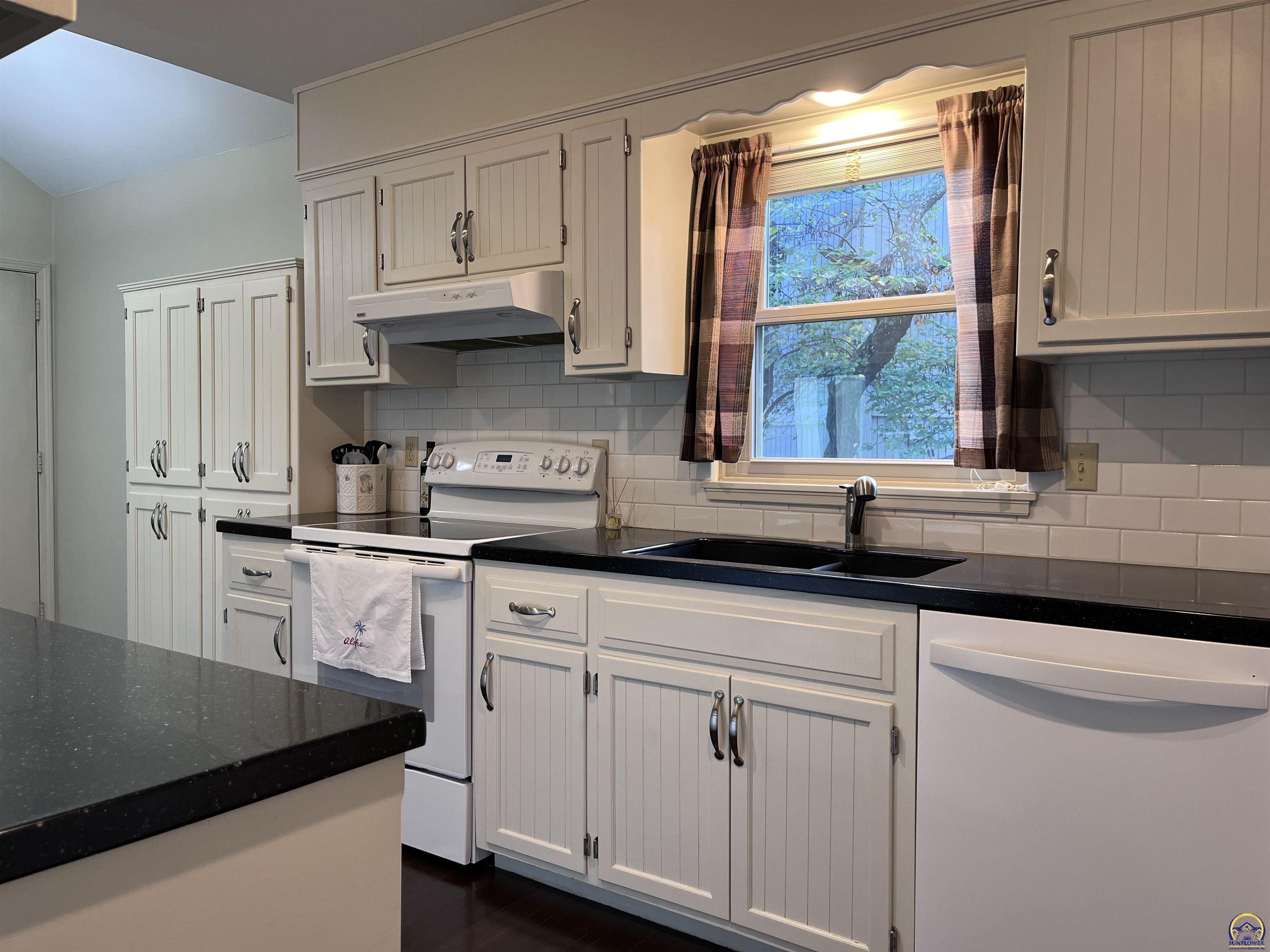 36 Southwest Pepper Tree Lane Topeka, KS 66611 - Photo 16 of 42