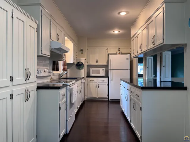 $229,950 | 36 Southwest Pepper Tree Lane, Topeka, KS 66611