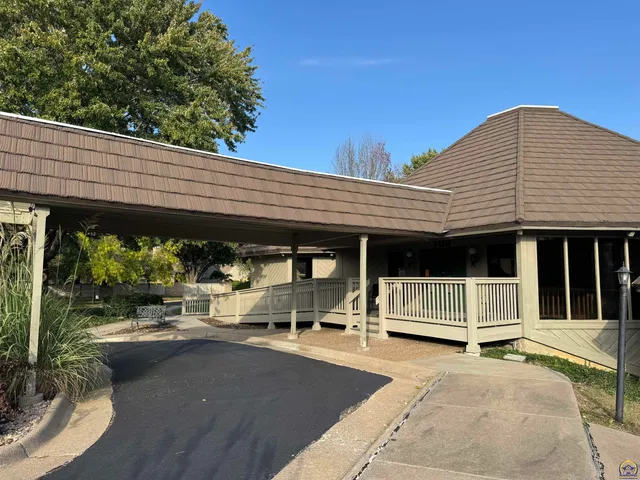 $229,950 | 36 Southwest Pepper Tree Lane, Topeka, KS 66611