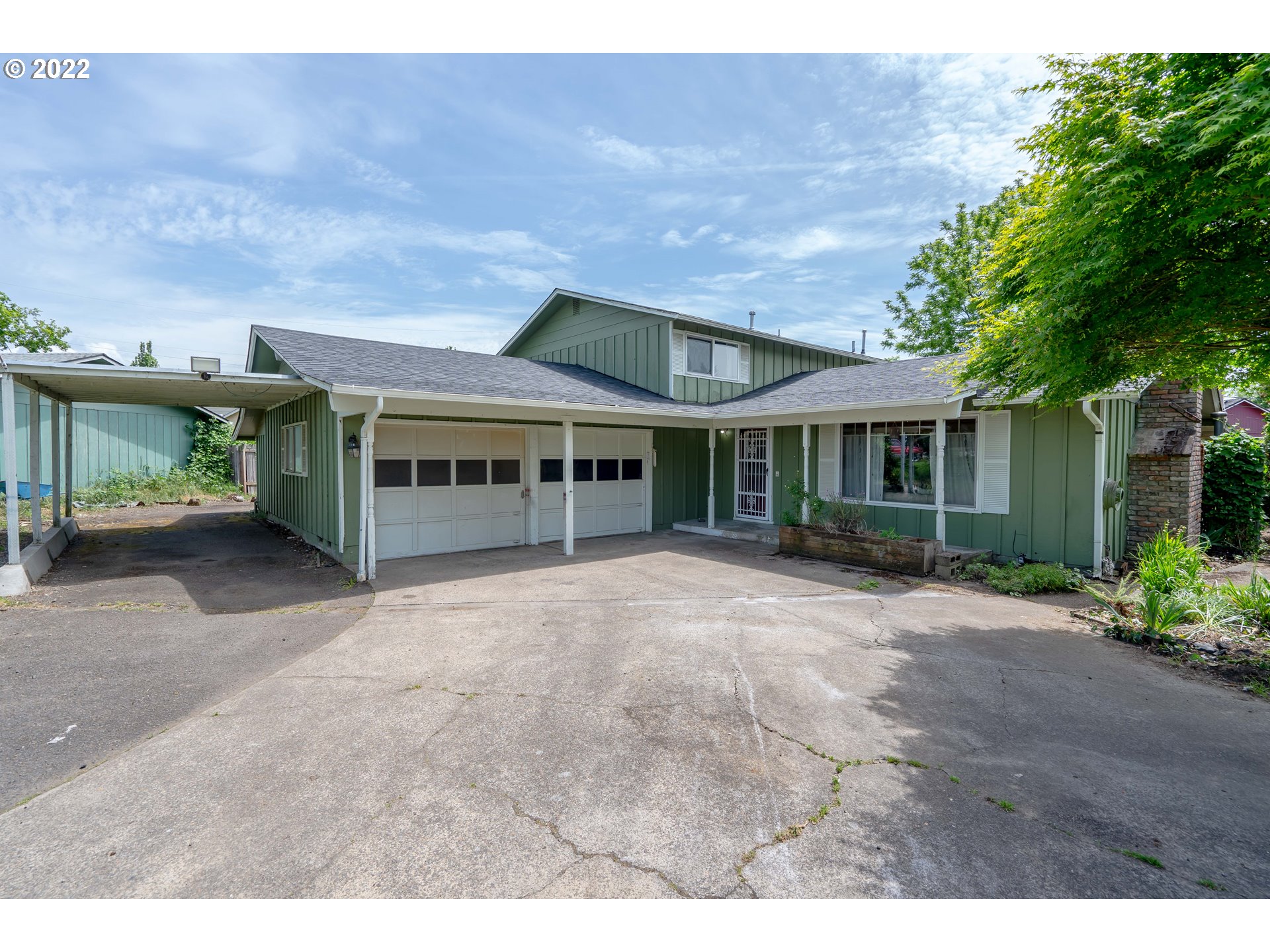 931 South 38th Street Springfield, OR 97478 - Photo 1 of 32 a front view of a house with a garden