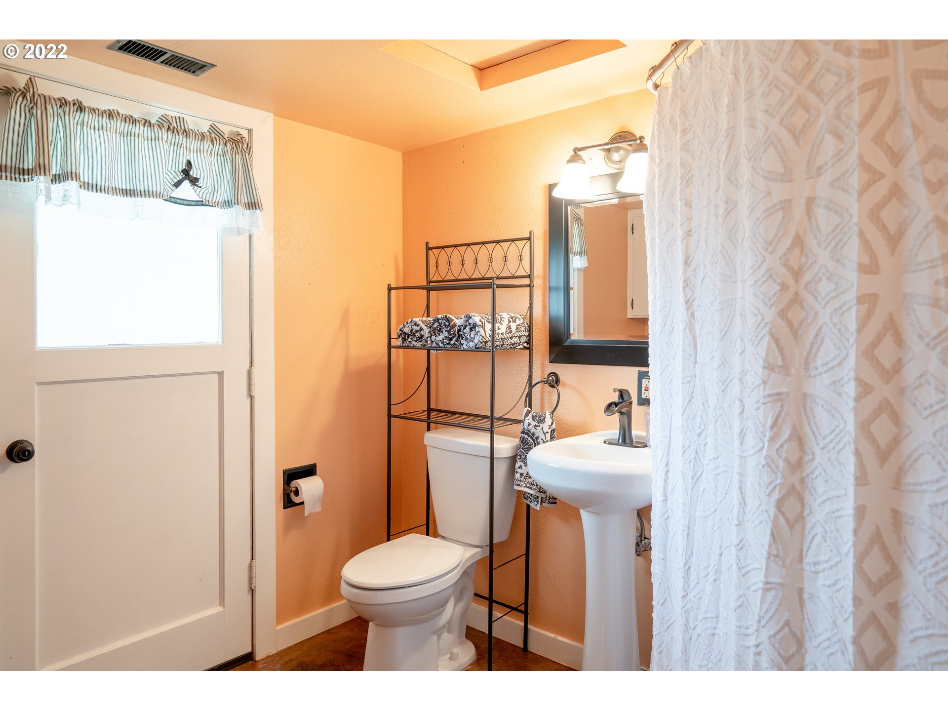 931 South 38th Street Springfield, OR 97478 - Photo 18 of 32 a bathroom with a sink toilet and shower