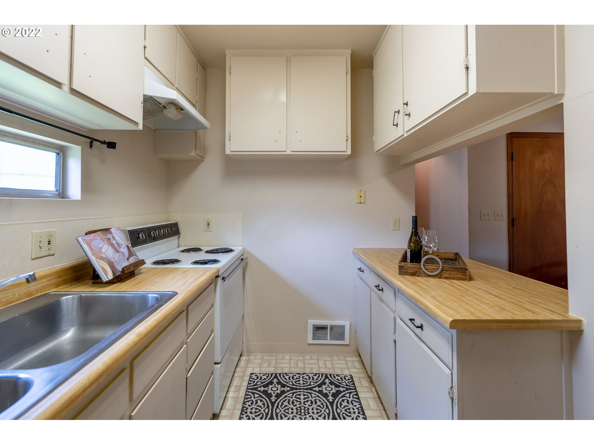 931 South 38th Street Springfield, OR 97478 - Photo 27 of 32 a kitchen with a sink stove and cabinets