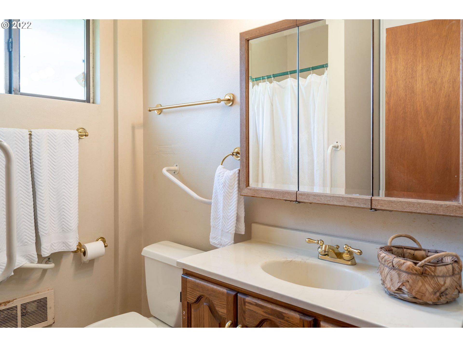 931 South 38th Street Springfield, OR 97478 - Photo 29 of 32 a bathroom with a sink vanity and a mirror