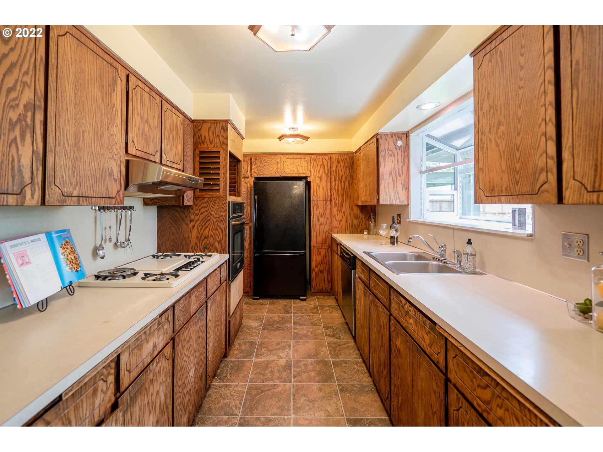 931 South 38th Street Springfield, OR 97478 - Photo 32 of 32 a kitchen with a sink stove and refrigerator