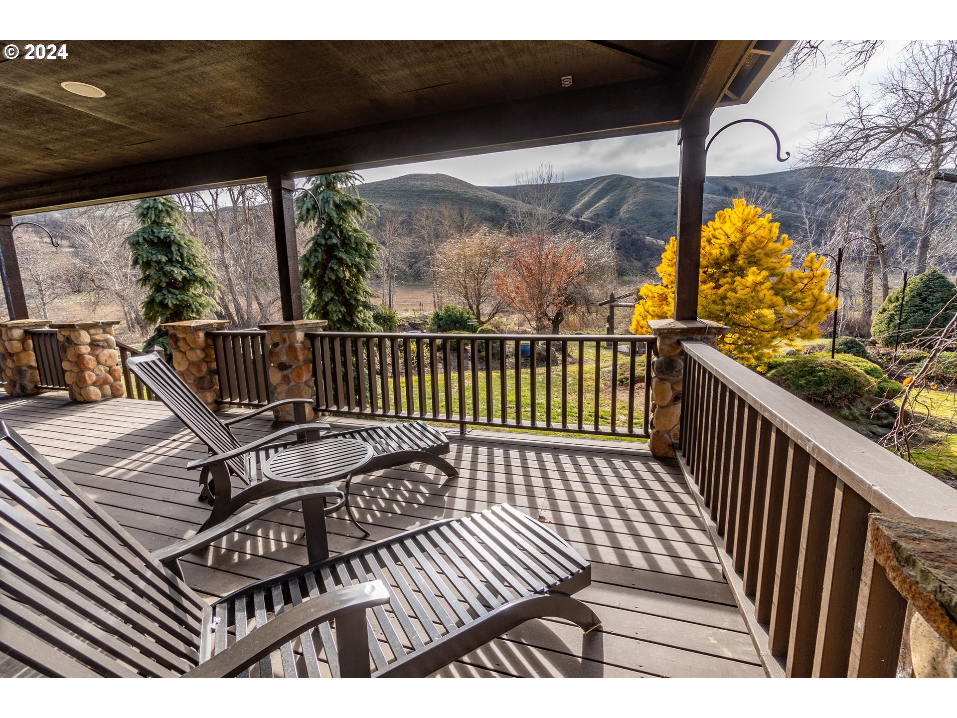 6100 Eightmile Road The Dalles, OR 97058 - Photo 11 of 44 a view of balcony with wooden floor