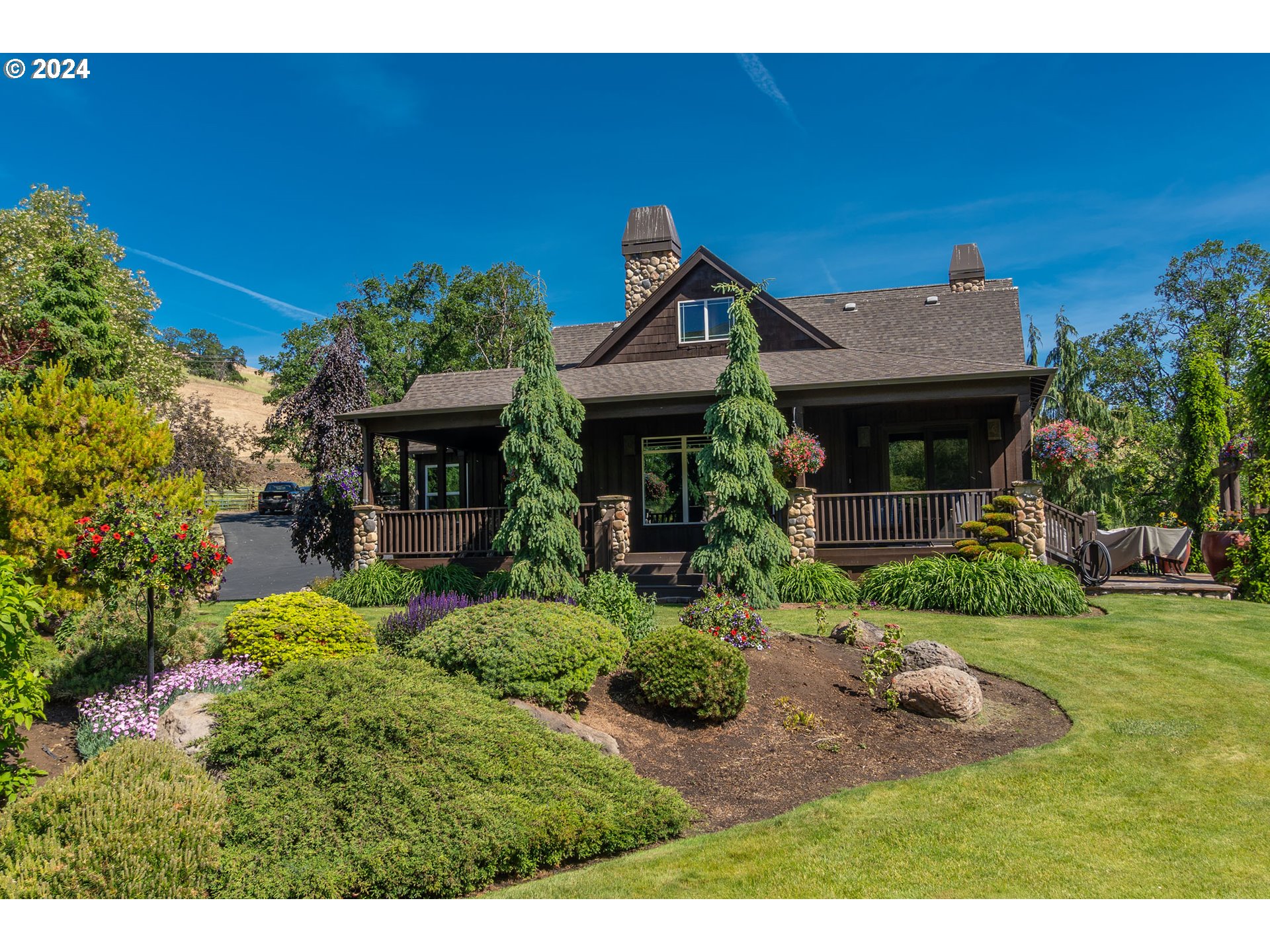 6100 Eightmile Road The Dalles, OR 97058 - Photo 2 of 44 a front view of a house with garden