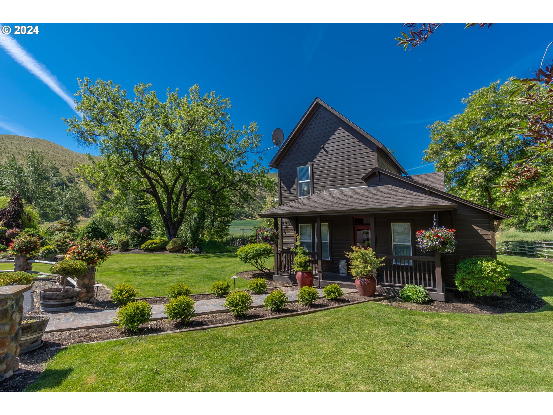 6100 Eightmile Road The Dalles, OR 97058 - Photo 27 of 44 a front view of a house with garden